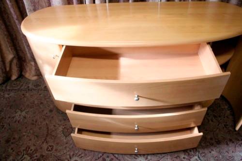 **RS17** A modern styled dressing table with 4 large drawers, side cupboards and an oval mirror