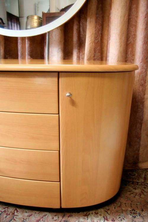 **RS17** A modern styled dressing table with 4 large drawers, side cupboards and an oval mirror