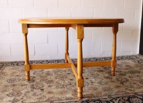 **RS17** A beautifully made solid light oak round dining table w/ incredible riempie captains chairs