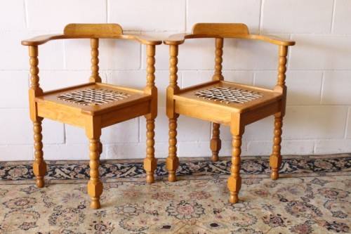 **RS17** A beautifully made solid light oak round dining table w/ incredible riempie captains chairs