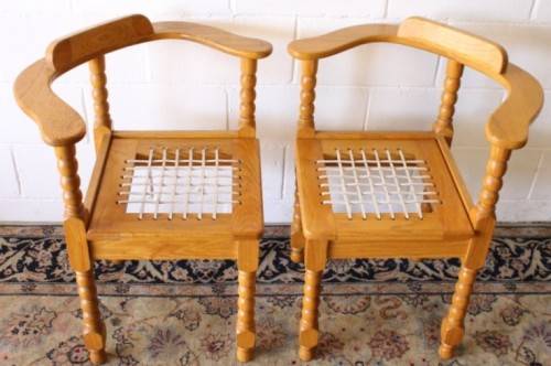 **RS17** A beautifully made solid light oak round dining table w/ incredible riempie captains chairs