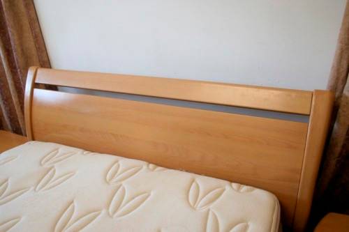 **RS17** A stylish modern Queen bed headboard & base with a Sealy mattress and two pedestals