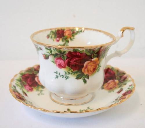 **RS17** A gorgeous, dainty vintage "Royal Albert" fine bone china "Old Country Roses" pattern duo.