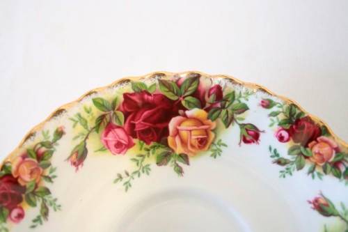 **RS17** A gorgeous, dainty vintage "Royal Albert" fine bone china "Old Country Roses" pattern duo.