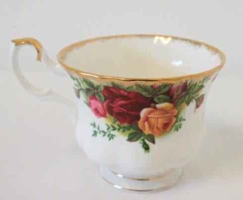 **RS17** A gorgeous, dainty vintage "Royal Albert" fine bone china "Old Country Roses" pattern duo.
