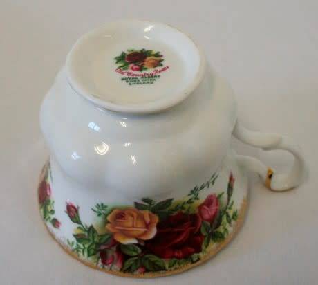 **RS17** A gorgeous, dainty vintage "Royal Albert" fine bone china "Old Country Roses" pattern duo.