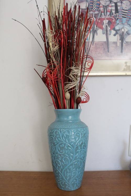 **RS17** A tall blue standing vase - Gorgeous on its own or w/ large flower cuttings or sticks