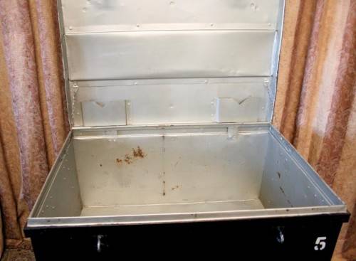 **RS17** A fantastic large vintage lockable metal storage trommel NO 5; ideal for linen, tools etc.