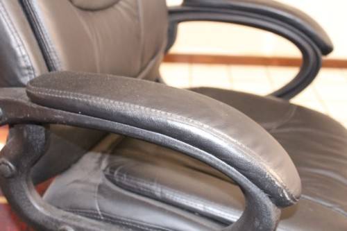 Stunning well made black PU leather executives office chair w/ padded seat & backrest - price/ chair