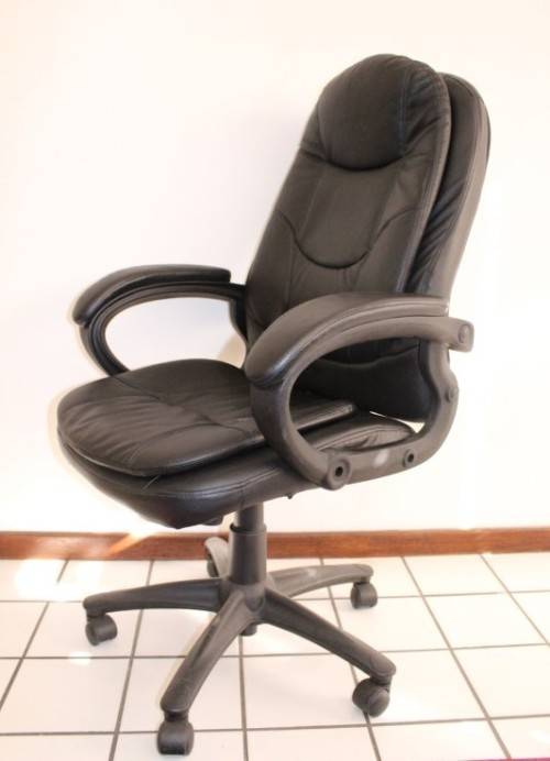 Stunning well made black PU leather executives office chair w/ padded seat & backrest - price/ chair