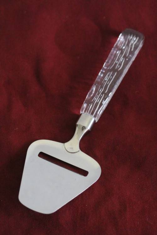 A stunning and rare vintage Swedish made Lindshammar Glass cheese knife with a steel blade