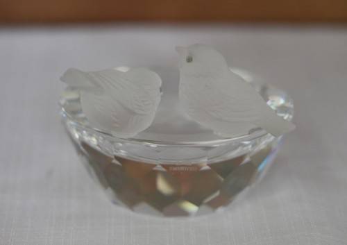 An extremely RARE retired Swarovski crystal Bird Bath (No10029) in superb condition