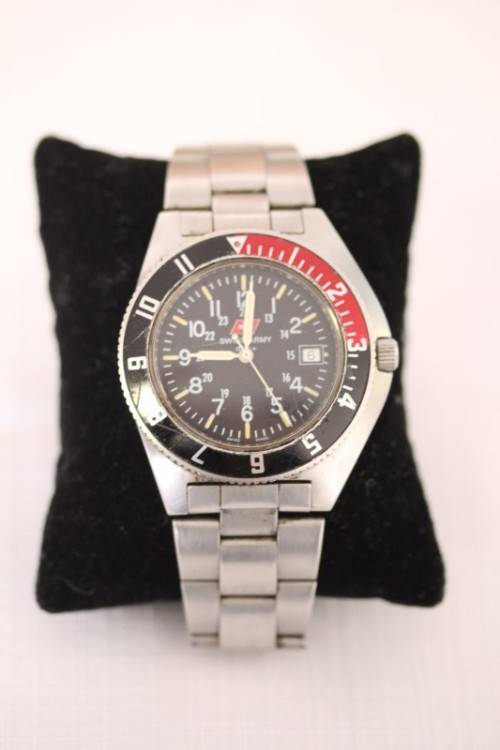 An awesome vintage stainless steel quartz Swiss Army gents wrist watch with date window