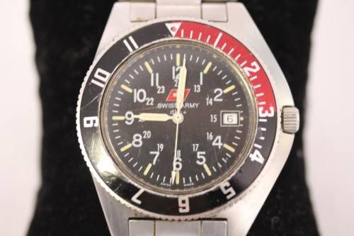 An awesome vintage stainless steel quartz Swiss Army gents wrist watch with date window