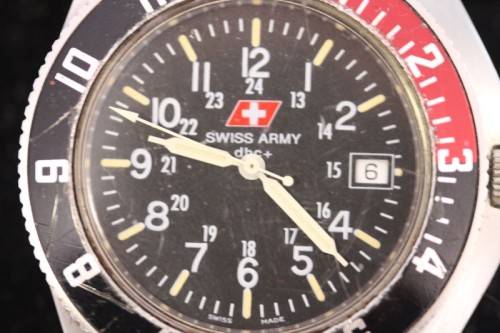 An awesome vintage stainless steel quartz Swiss Army gents wrist watch with date window