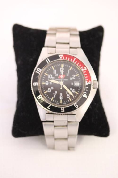 An awesome vintage stainless steel quartz Swiss Army gents wrist watch with date window