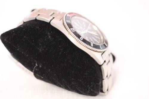 An awesome vintage stainless steel quartz Swiss Army gents wrist watch with date window