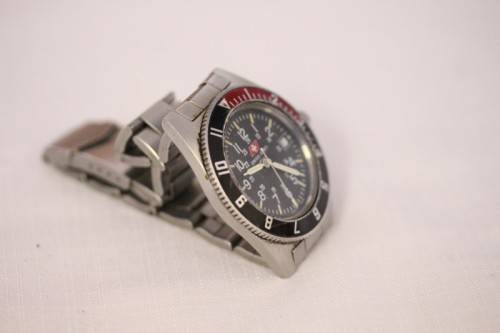 An awesome vintage stainless steel quartz Swiss Army gents wrist watch with date window