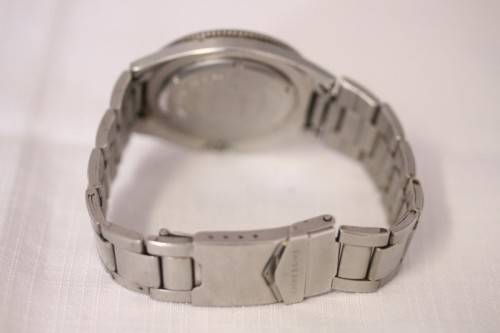 An awesome vintage stainless steel quartz Swiss Army gents wrist watch with date window