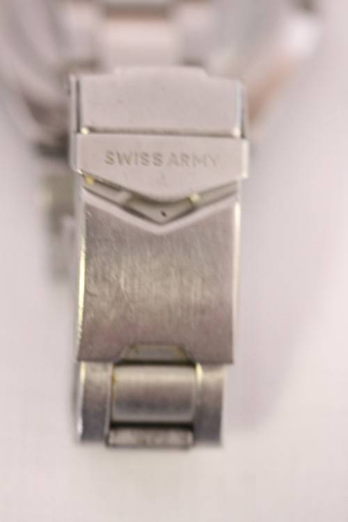 An awesome vintage stainless steel quartz Swiss Army gents wrist watch with date window