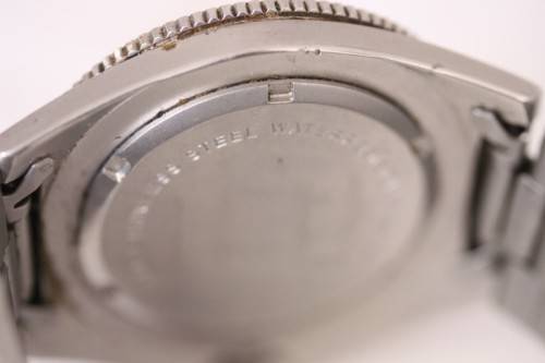 An awesome vintage stainless steel quartz Swiss Army gents wrist watch with date window