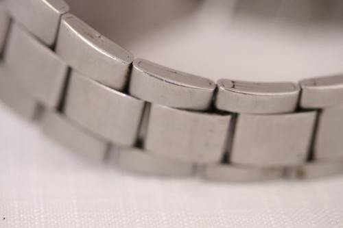 An awesome vintage stainless steel quartz Swiss Army gents wrist watch with date window