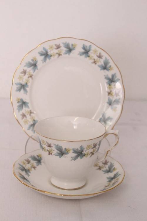 **RS17** Fabulous vintage Queen Anne fine porcelain tea trio including the cup, saucer & cake plate