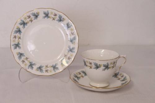 **RS17** Fabulous vintage Queen Anne fine porcelain tea trio including the cup, saucer & cake plate