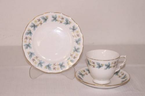 **RS17** Fabulous vintage Queen Anne fine porcelain tea trio including the cup, saucer & cake plate