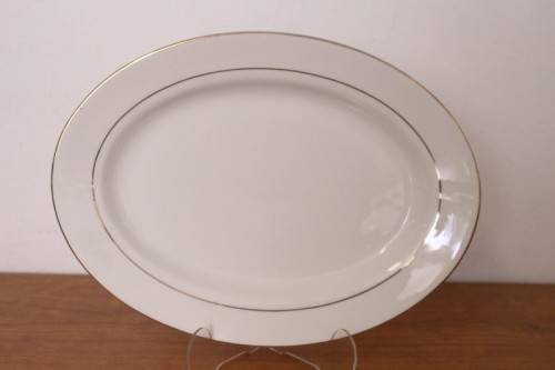 **RS17** Stunning white 8-setting porcelain tea service with a milk jug, sugar bowl and pastry plate
