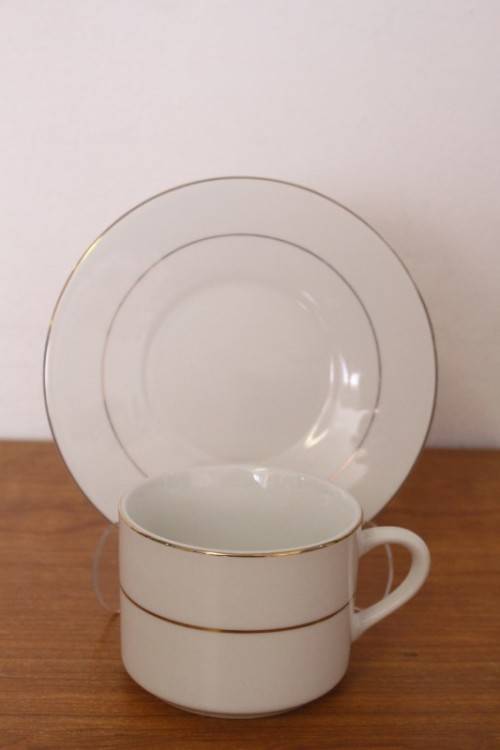 **RS17** Stunning white 8-setting porcelain tea service with a milk jug, sugar bowl and pastry plate