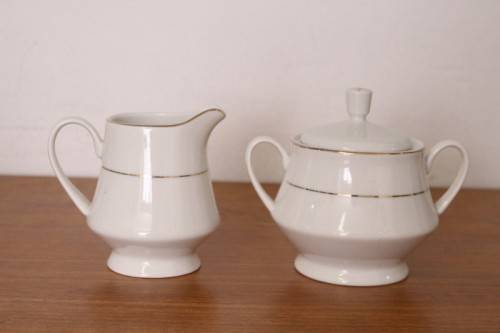 **RS17** Stunning white 8-setting porcelain tea service with a milk jug, sugar bowl and pastry plate