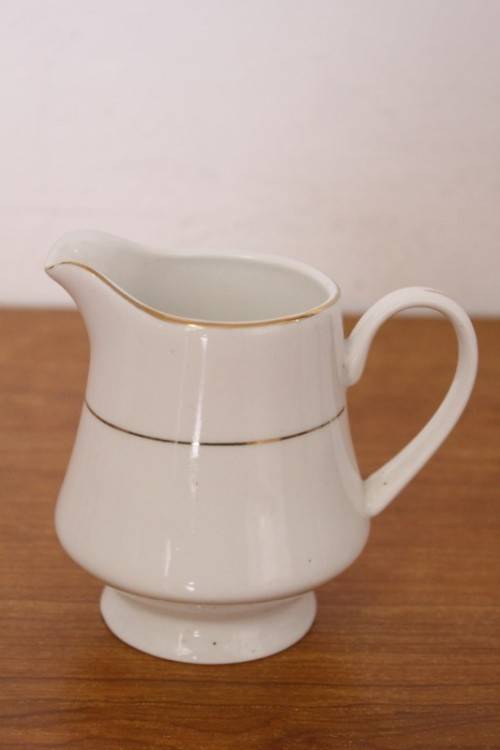 **RS17** Stunning white 8-setting porcelain tea service with a milk jug, sugar bowl and pastry plate