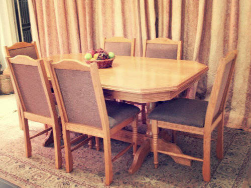 A stunning vintage Oak 6-seater (109 x 183cm) dining room table with 6 beautiful upholstered chairs!
