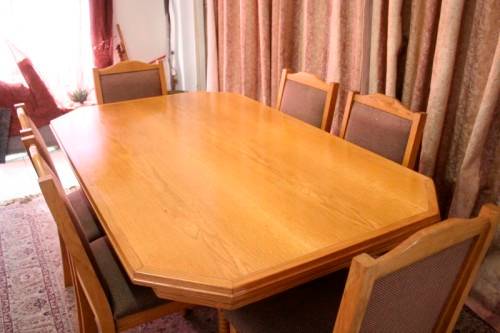 A stunning vintage Oak 6-seater (109 x 183cm) dining room table with 6 beautiful upholstered chairs!