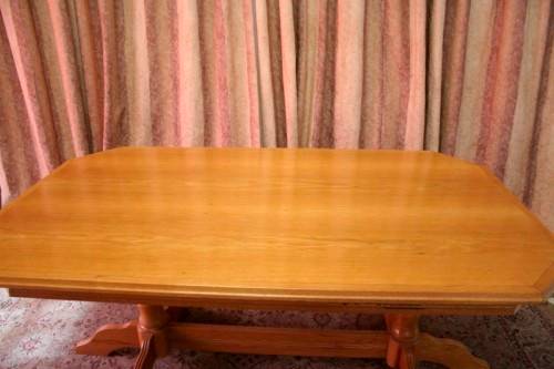 A stunning vintage Oak 6-seater (109 x 183cm) dining room table with 6 beautiful upholstered chairs!