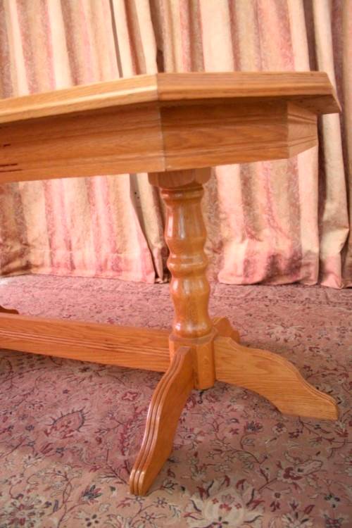 A stunning vintage Oak 6-seater (109 x 183cm) dining room table with 6 beautiful upholstered chairs!