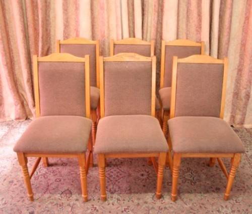 A stunning vintage Oak 6-seater (109 x 183cm) dining room table with 6 beautiful upholstered chairs!
