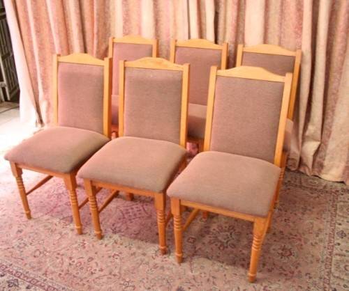 A stunning vintage Oak 6-seater (109 x 183cm) dining room table with 6 beautiful upholstered chairs!