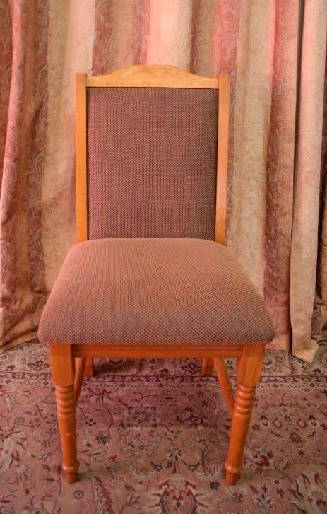 A stunning vintage Oak 6-seater (109 x 183cm) dining room table with 6 beautiful upholstered chairs!