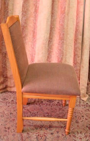 A stunning vintage Oak 6-seater (109 x 183cm) dining room table with 6 beautiful upholstered chairs!