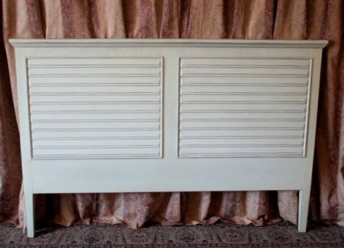 A lovely sturdy white, modern styled wood double bed (180cm) headboard. Beautiful in all bedrooms!