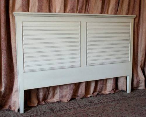 A lovely sturdy white, modern styled wood double bed (180cm) headboard. Beautiful in all bedrooms!