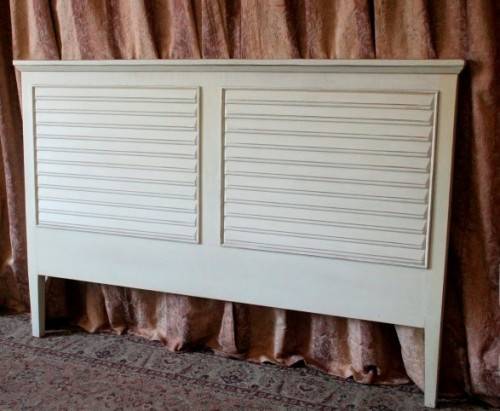 A lovely sturdy white, modern styled wood double bed (180cm) headboard. Beautiful in all bedrooms!