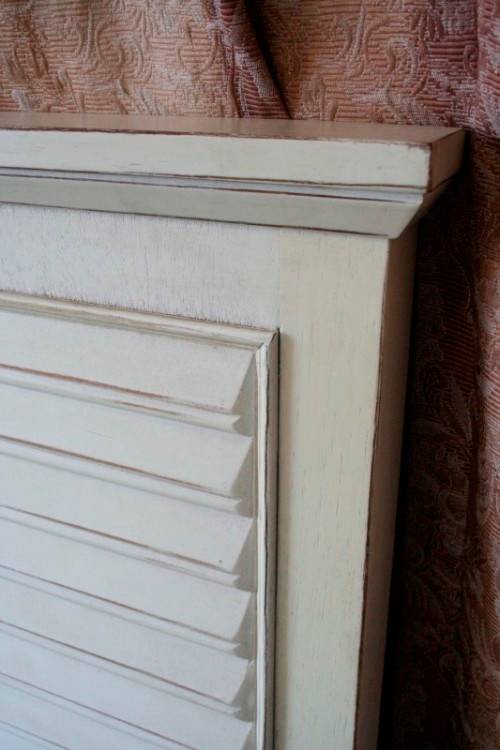 A lovely sturdy white, modern styled wood double bed (180cm) headboard. Beautiful in all bedrooms!