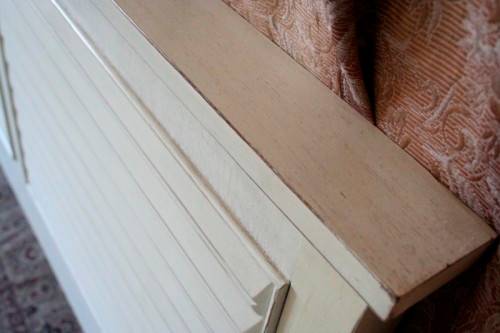 A lovely sturdy white, modern styled wood double bed (180cm) headboard. Beautiful in all bedrooms!