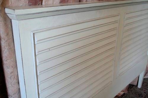 A lovely sturdy white, modern styled wood double bed (180cm) headboard. Beautiful in all bedrooms!