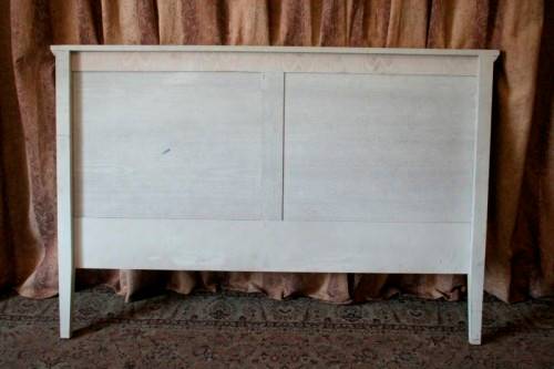 A lovely sturdy white, modern styled wood double bed (180cm) headboard. Beautiful in all bedrooms!
