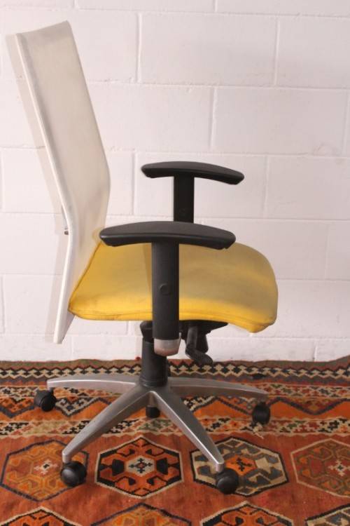 **RS17** A modern styled yellow and white office chair with tilt, height and tension adjusters