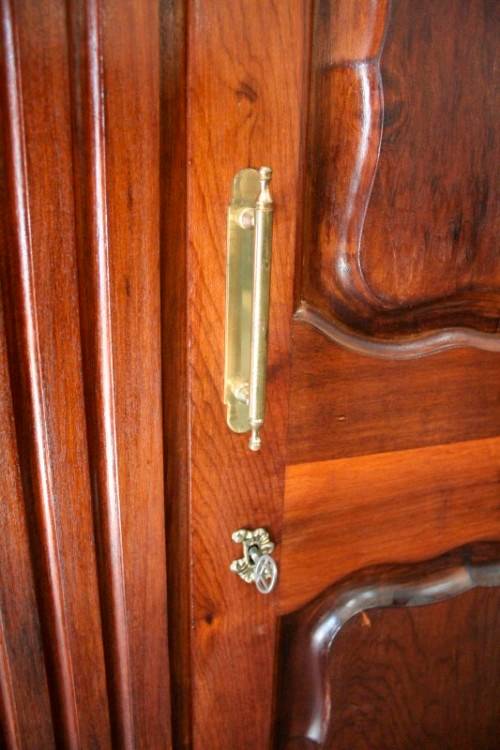 A stunning vintage solid Imbuia 2 door ball & claw wardrobe w/ hanging space and 3x drawers